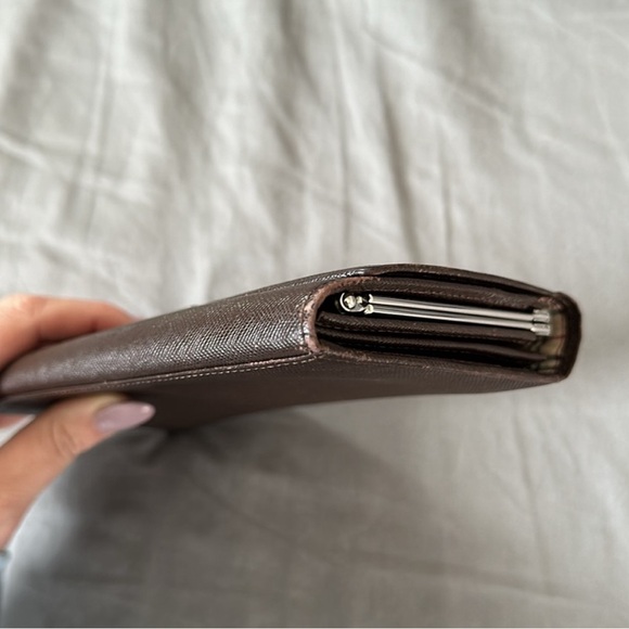 Authentic Burberry Long Wallet with Kisslock. Overall very nice and clean. - Picture 8 of 9